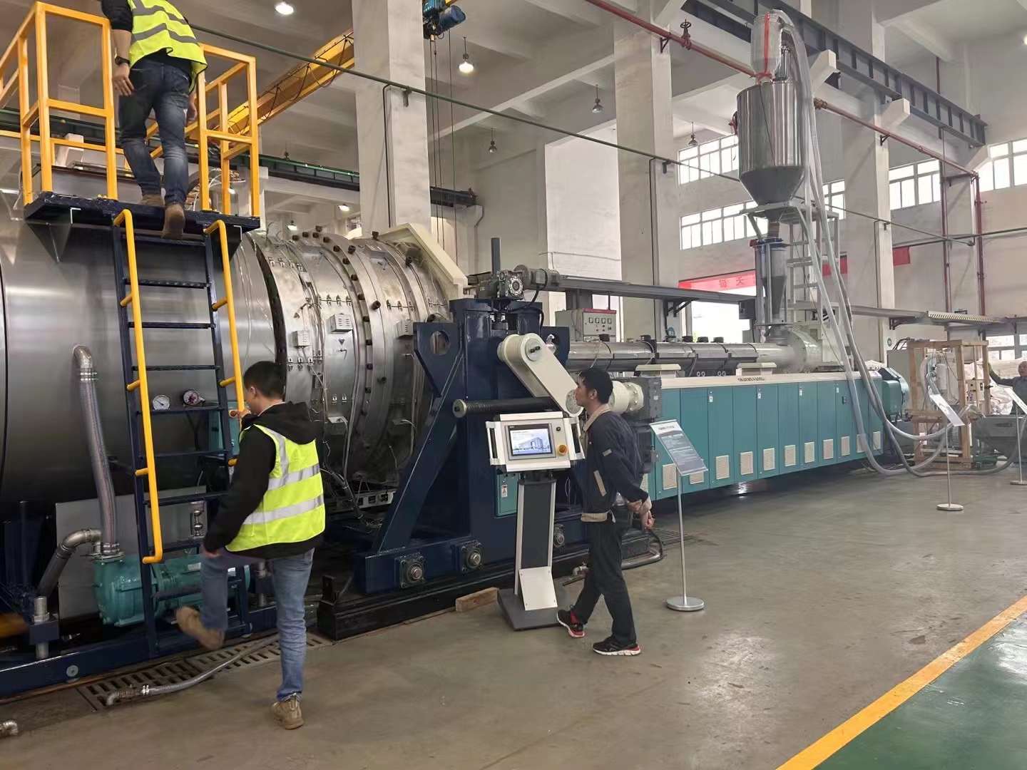 Fang Li, boru ekstruziya istehsal xəttinin prinsipini, tətbiqi və inkişafını təhlil edir